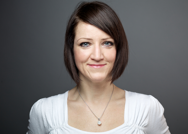 Reya Kons, spécialiste des lentilles de contact